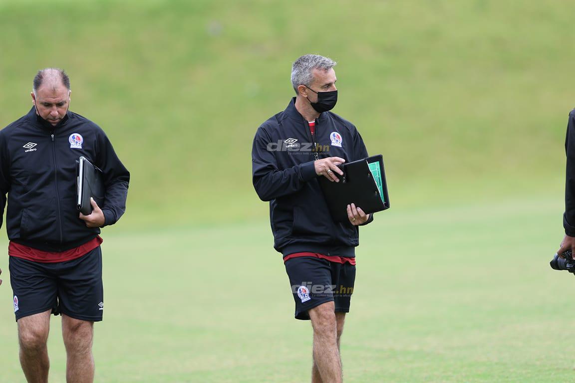 Las primeras imágenes de Pablo Lavallén como DT de Olimpia: Así inspeccionó la Cueva del León y sus exquisitas canchas