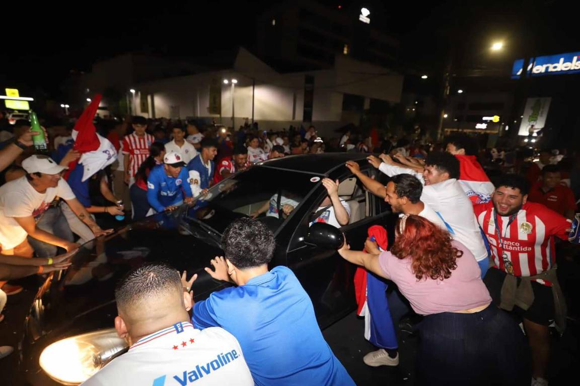 Locura por el león! Aficionados de Olimpia causan tremendo revuelo en el bulevar Morazán para celebrar