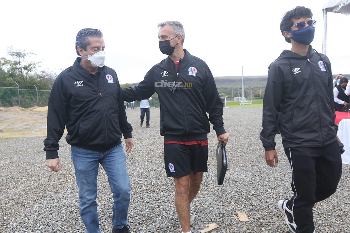 Las primeras imágenes de Pablo Lavallén como DT de Olimpia: Así inspeccionó la Cueva del León y sus exquisitas canchas