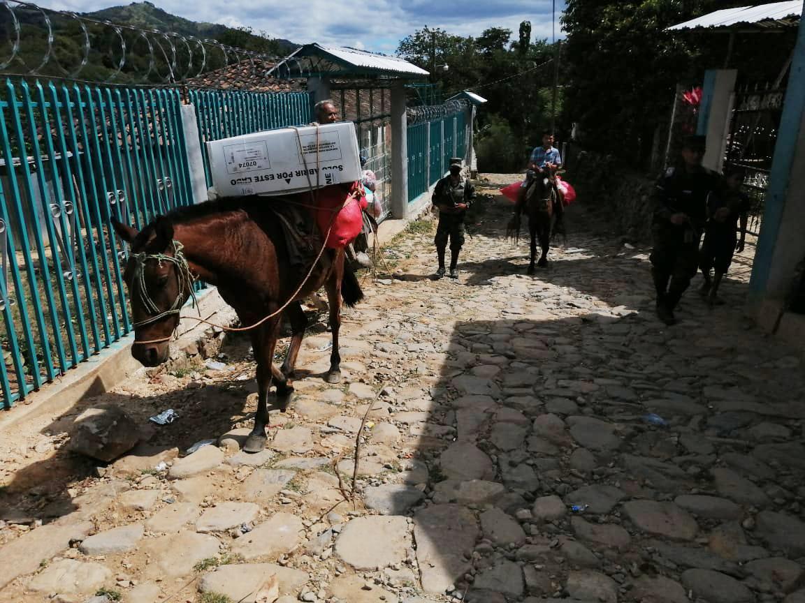 ¡En barco, avión y en burro! Así se trasladaron las maletas electorales a los lugares más recónditos de Honduras