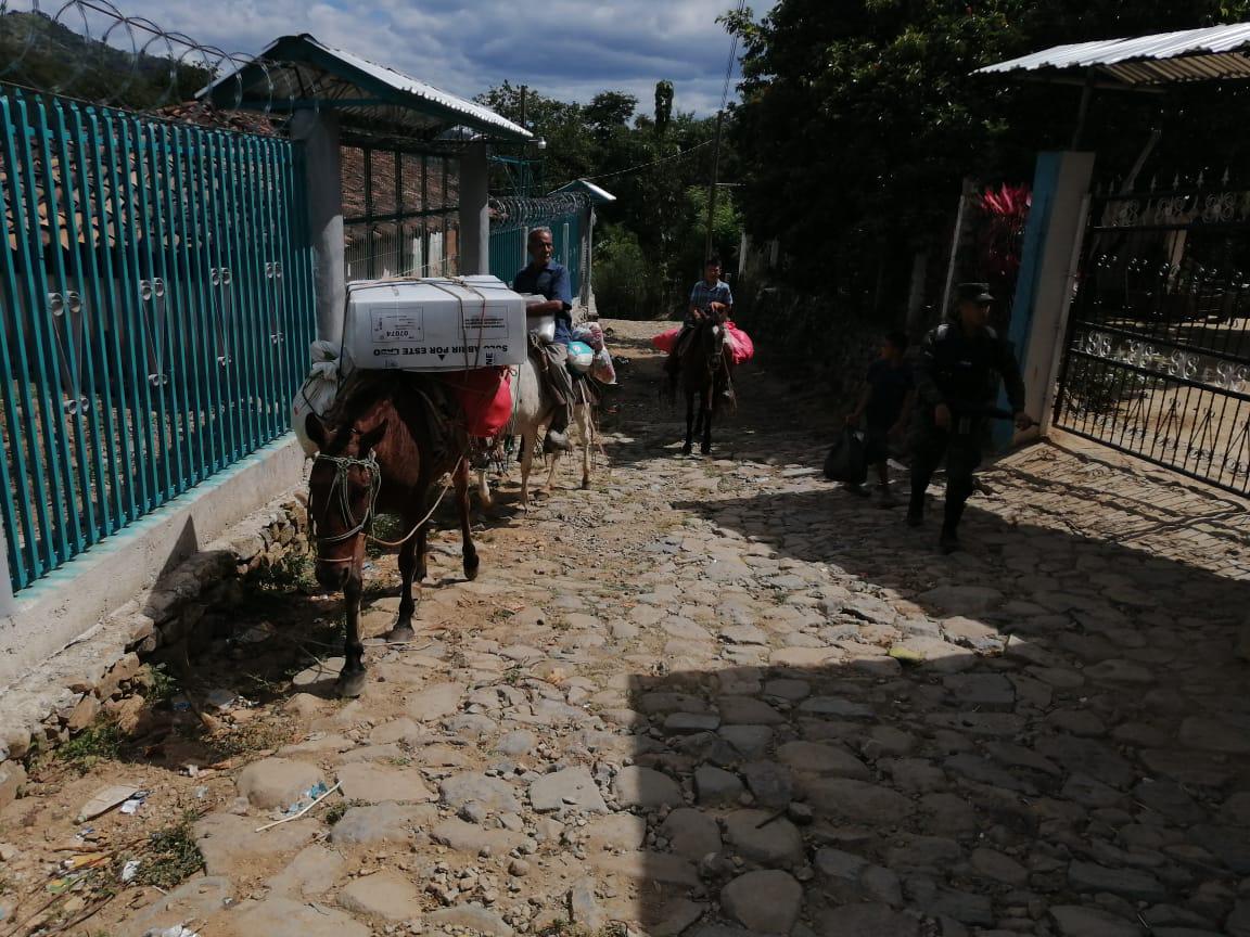 ¡En barco, avión y en burro! Así se trasladaron las maletas electorales a los lugares más recónditos de Honduras