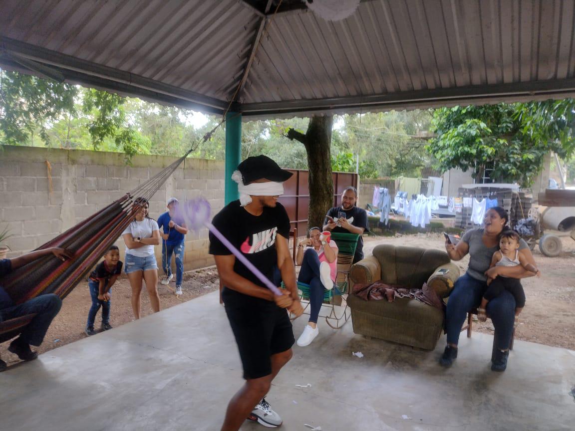 ¡De DIEZ! Entre piñatas y pastel celebró Edwin Rodríguez junto a la familia su cumpleaños anticipado y por el viaje a Grecia