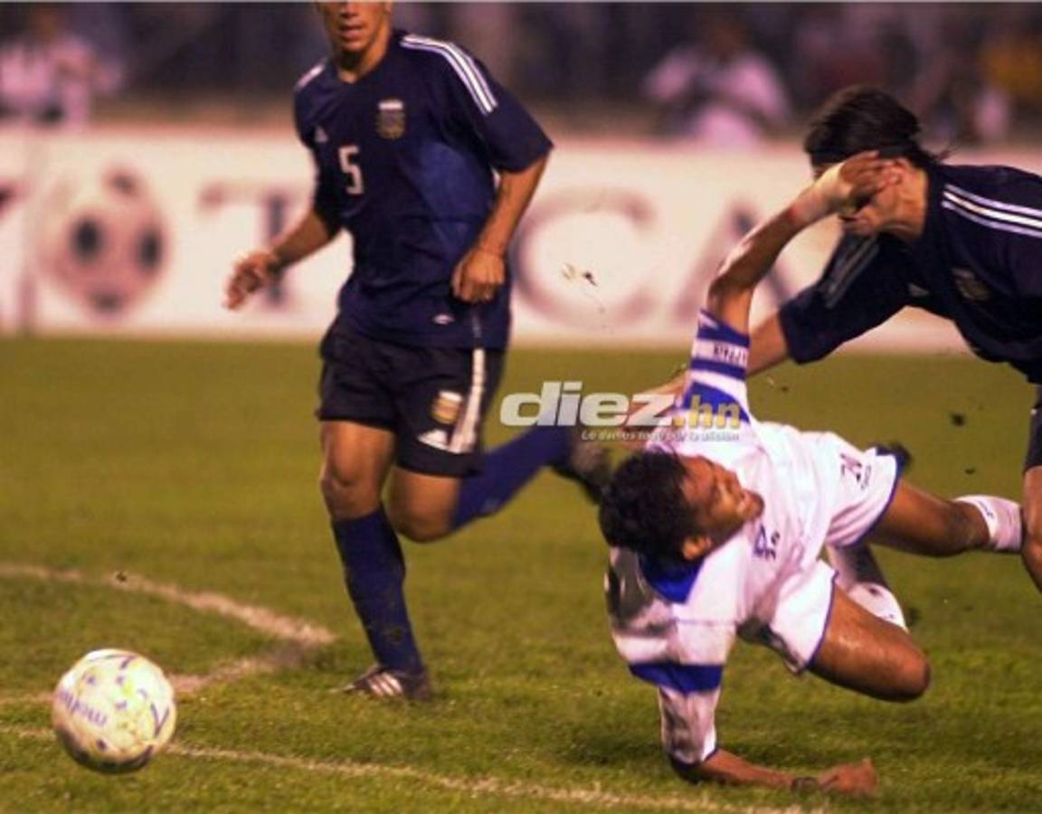 Las fotos que seguramente no habías visto de la visita de Marcelo Bielsa a Honduras en 2003