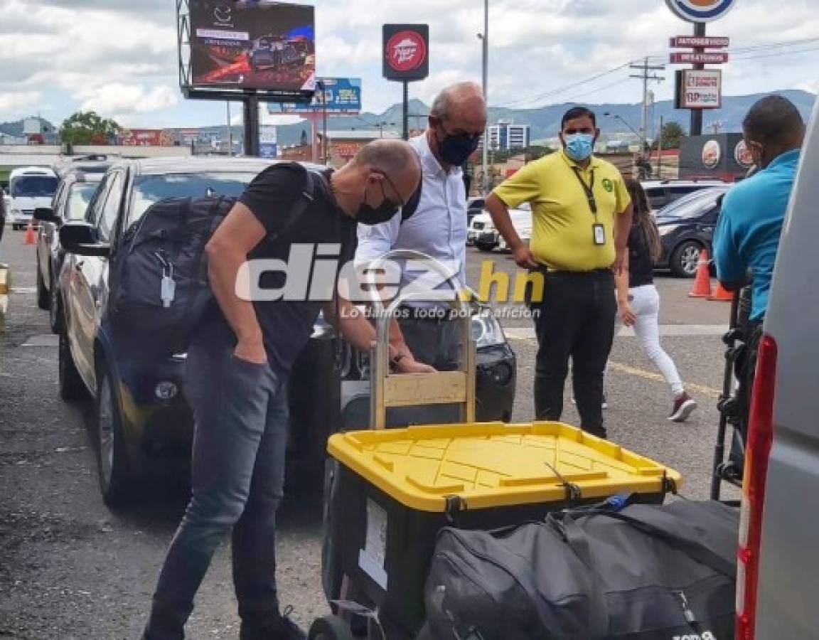 ¡Se fue mudo y con todas sus maletas! Las imágenes de la partida del técnico Fabián Coito