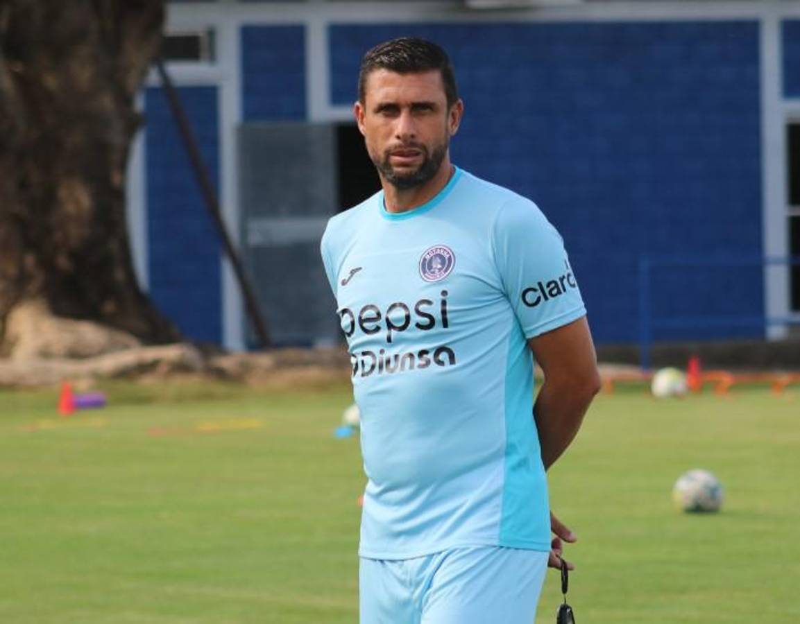 Fotos: Agustín Auzmendi y los nuevos fichajes ya lucen la camisa de Motagua; presentan al nuevo preparador físico