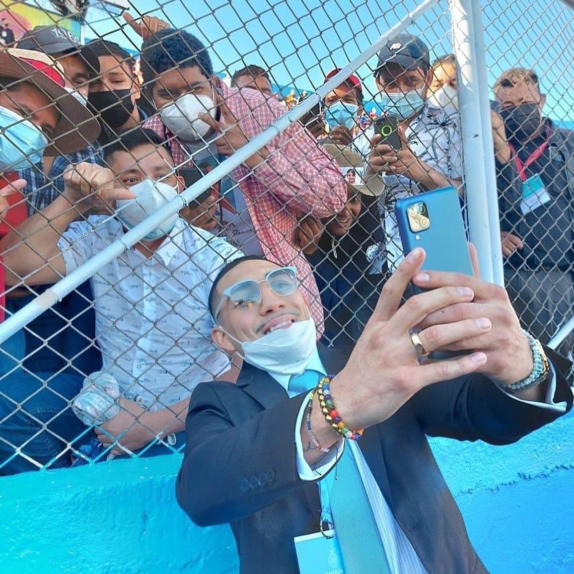 Firmando autógrafos y haciendo selfies: Así llegaron Teófimo López y otros deportistas a la toma de posesión de Xiomara Castro