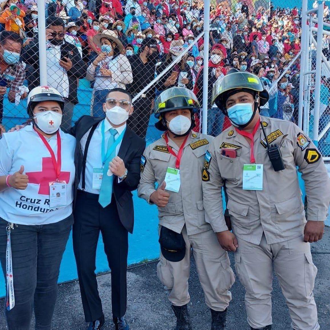 Firmando autógrafos y haciendo selfies: Así llegaron Teófimo López y otros deportistas a la toma de posesión de Xiomara Castro