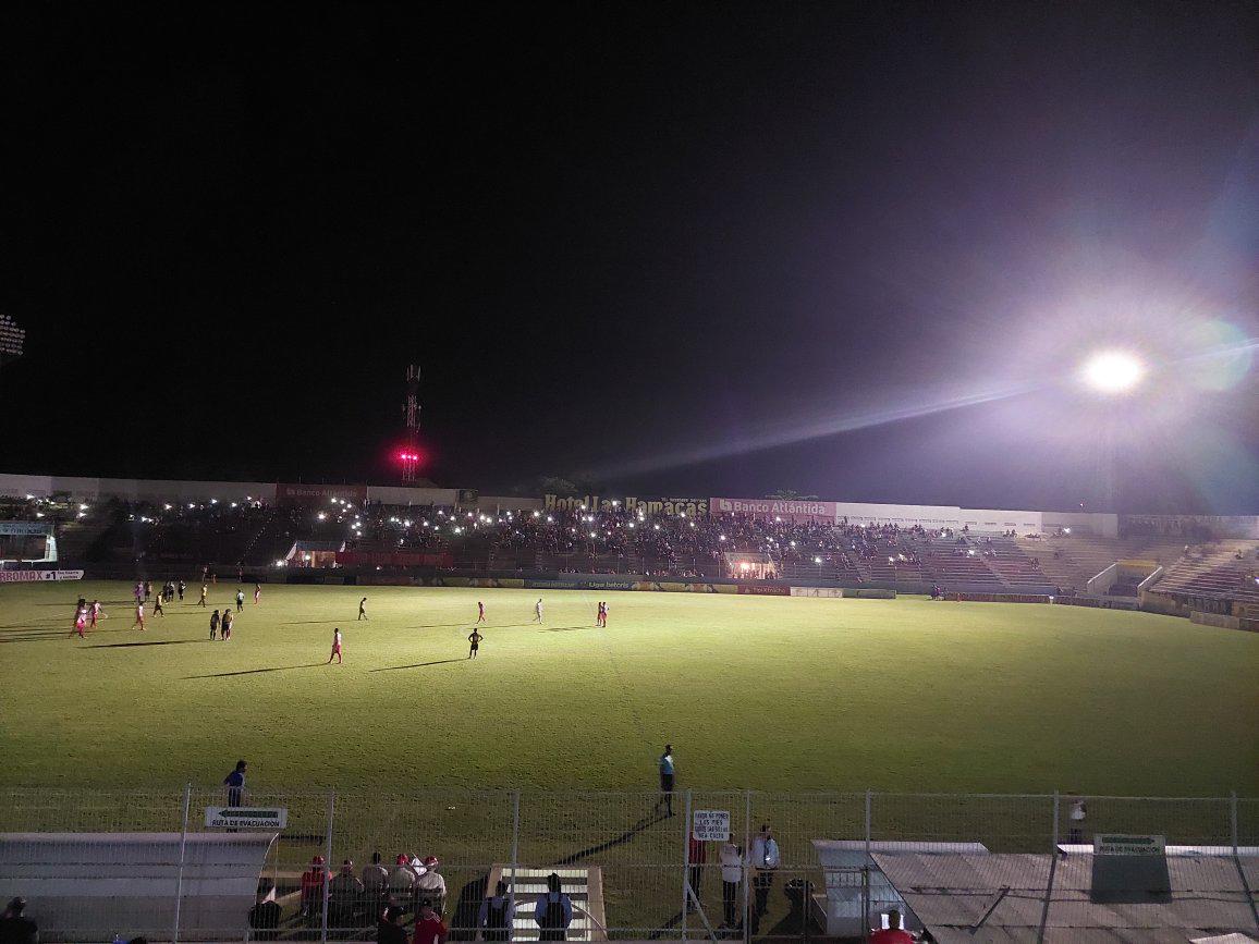 La emotiva imagen de Omar Elvir por el triunfo de Potros, bellas mujeres y lamentable lo que ocurrió otra vez en La Ceiba