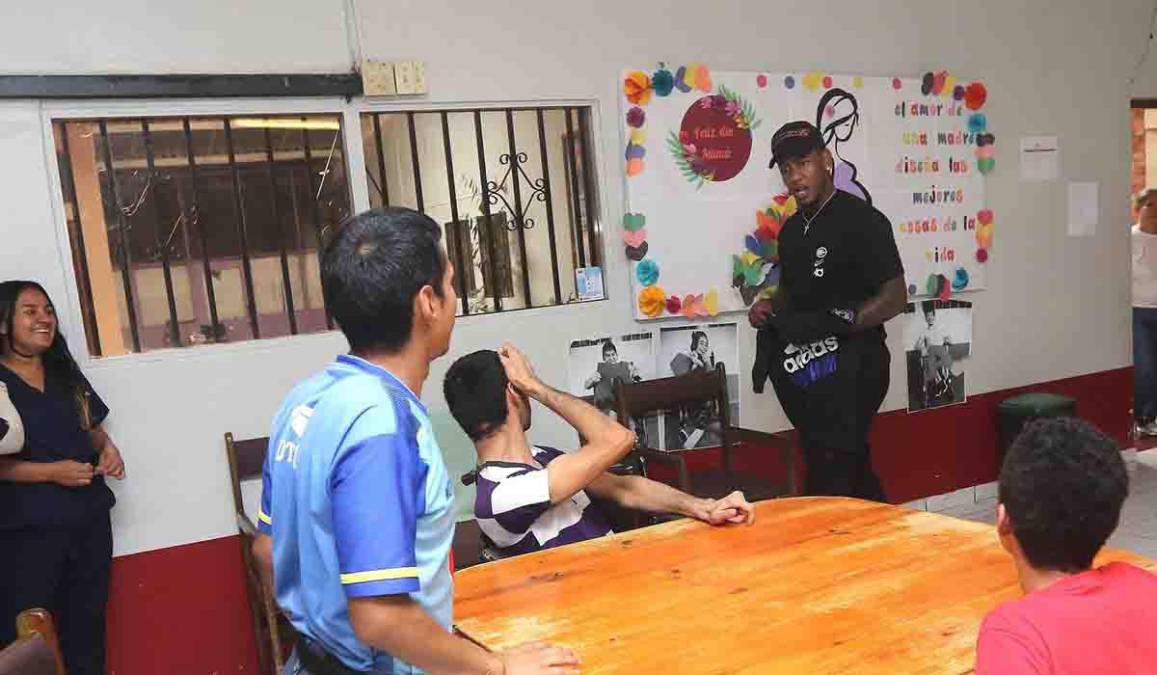 Romell Quioto dejó atŕas la polémica y mostró su lado más humano: el gran gesto del futbolista en Tegucigalpa