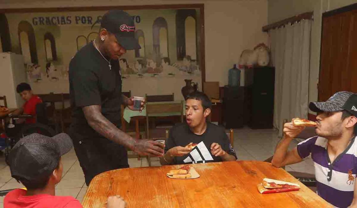 Romell Quioto dejó atŕas la polémica y mostró su lado más humano: el gran gesto del futbolista en Tegucigalpa