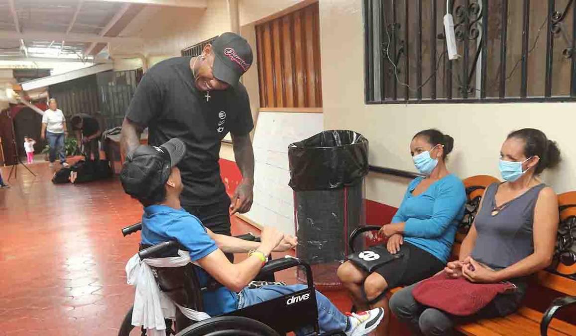 Romell Quioto dejó atŕas la polémica y mostró su lado más humano: el gran gesto del futbolista en Tegucigalpa