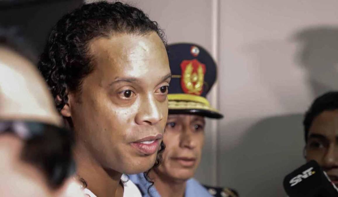 Otra vez en escándalo: el polémico negocio por el que Ronaldinho podría volver a la cárcel y la reacción del brasileño