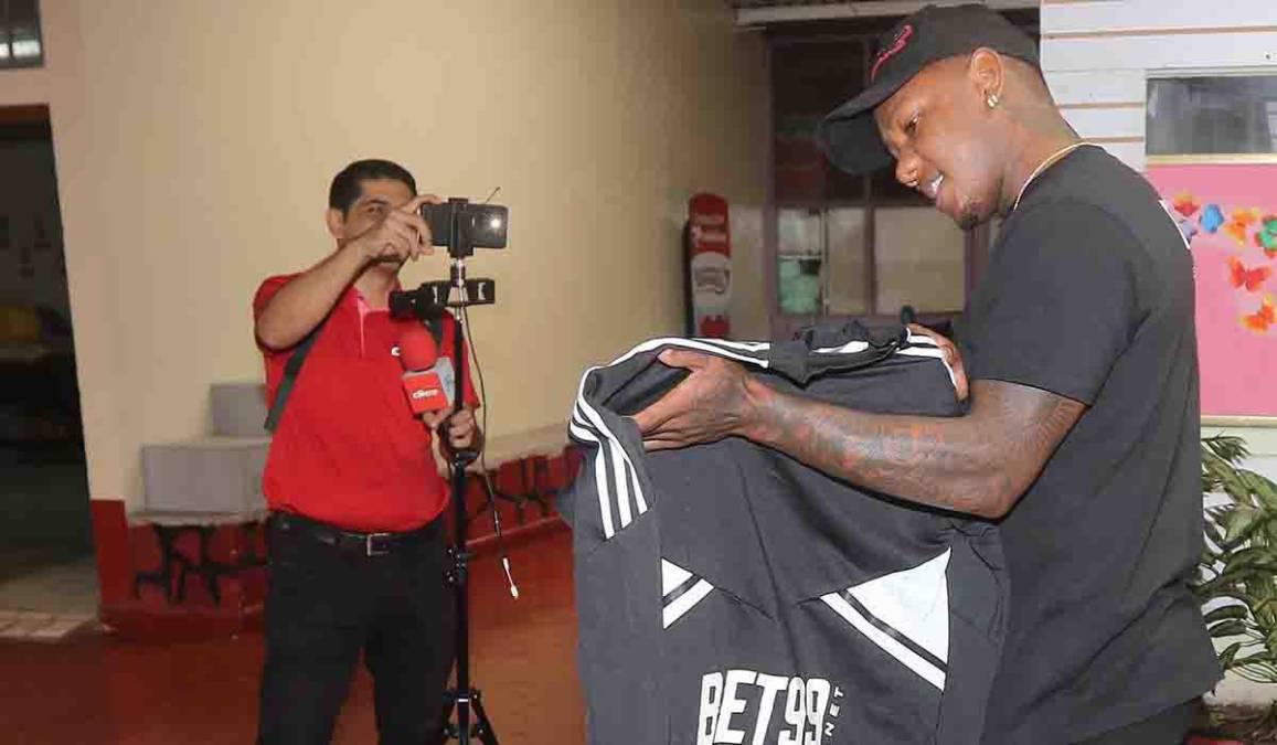 Romell Quioto dejó atŕas la polémica y mostró su lado más humano: el gran gesto del futbolista en Tegucigalpa