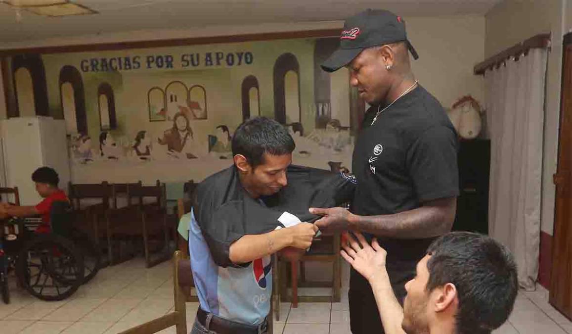 Romell Quioto dejó atŕas la polémica y mostró su lado más humano: el gran gesto del futbolista en Tegucigalpa