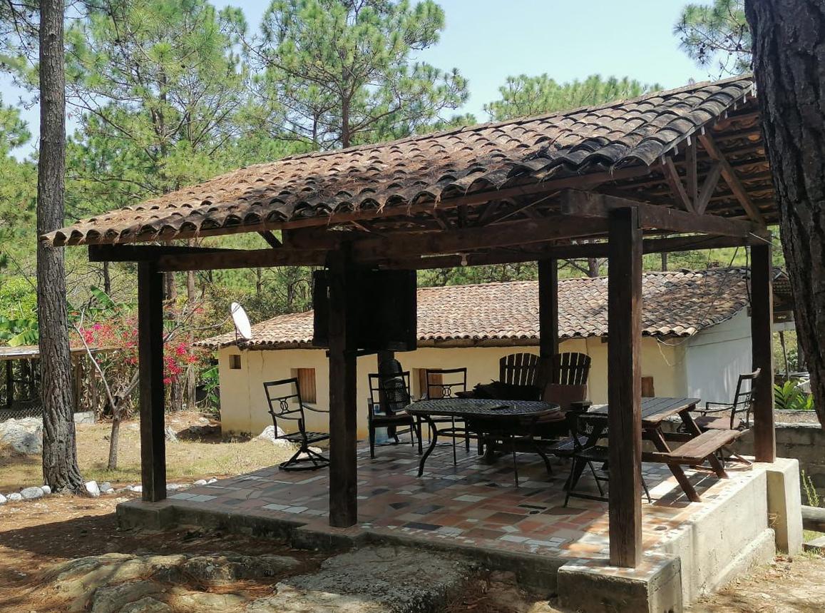 Propiedades, autos y productos financiero: Los 33 bienes que le incautaron al ex presidente de Honduras Juan Orlando Hernández