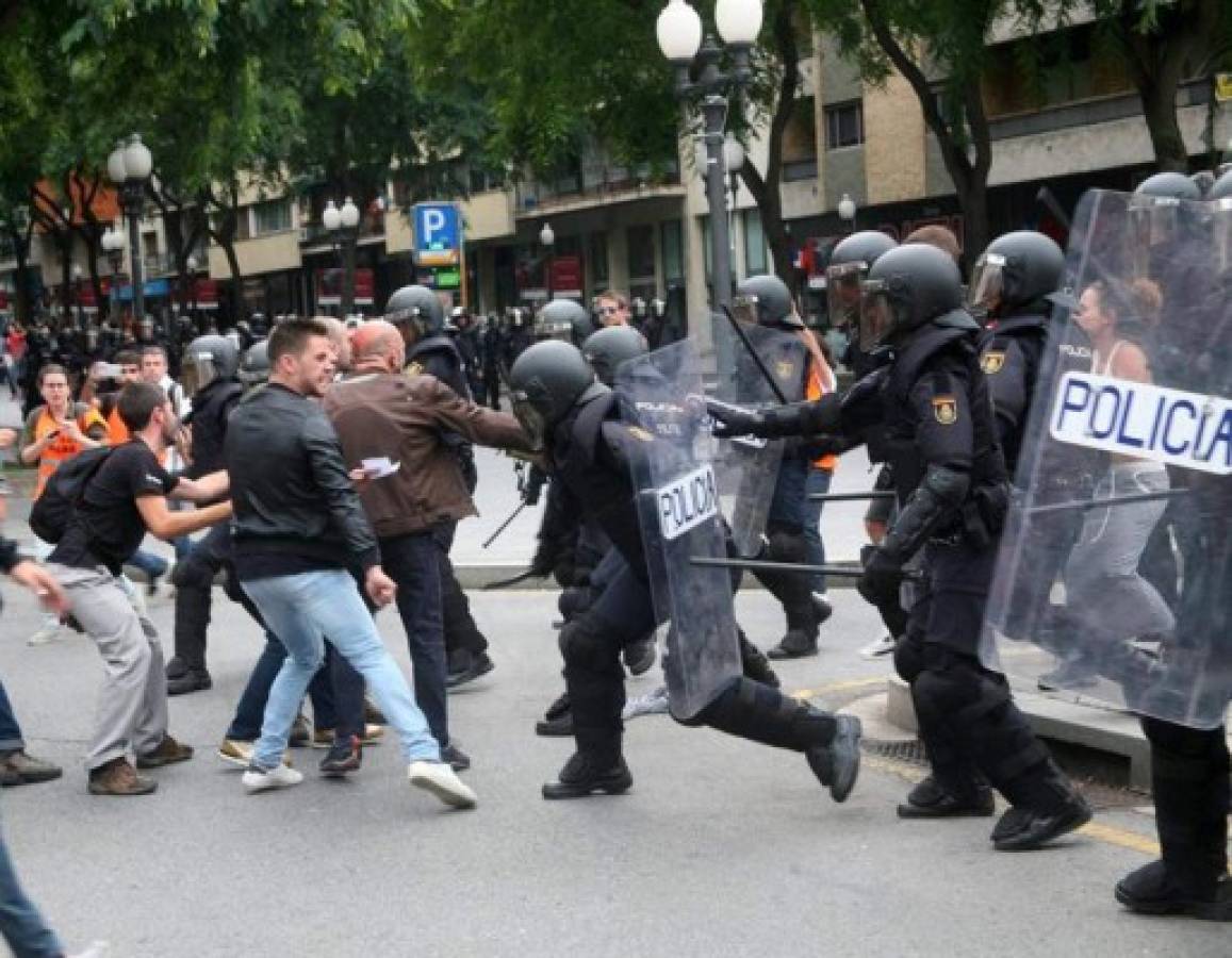 ¡Decenas de heridos! Las imágenes del choque de policía con catalanes a favor de independencia