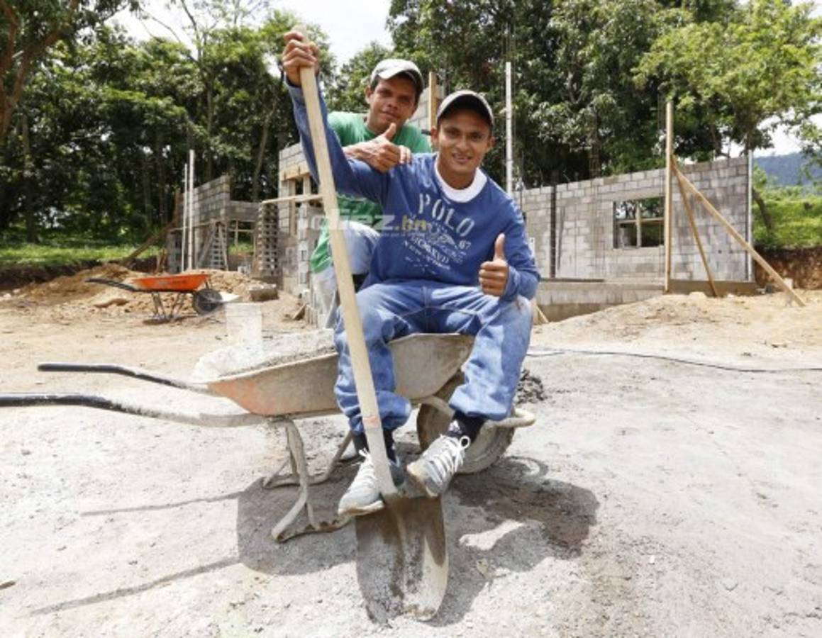 Así trabajaba 'Ñangui' Cardona en la albañilería día a día bajo un sol imperante