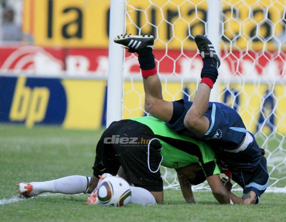 Fotos inéditas del clásico Motagua-Olimpia: Agarrones de pelo, Noel penaleando y camisas rotas