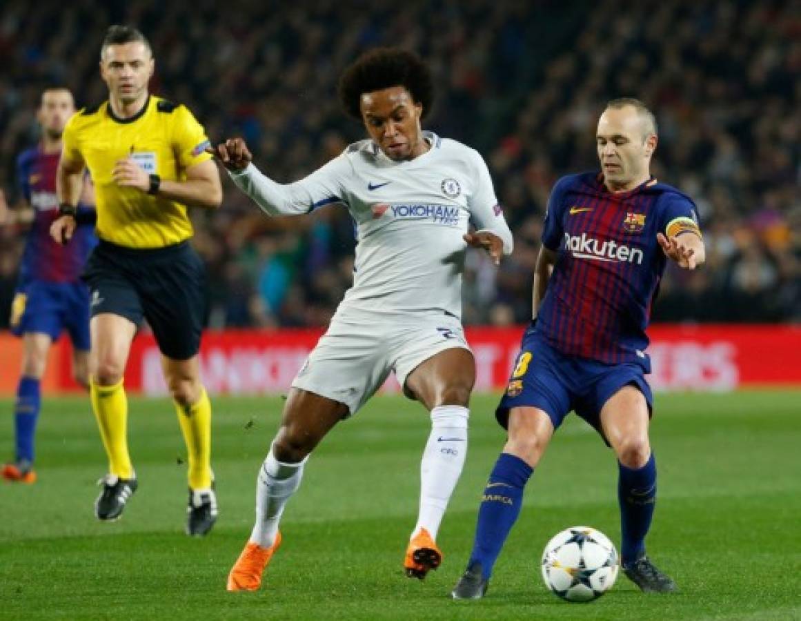 Barcelona's Spanish midfielder Andres Iniesta (R) vies with Chelsea's Brazilian midfielder Willian during the UEFA Champions League round of sixteen second leg football match between FC Barcelona and Chelsea FC at the Camp Nou stadium in Barcelona on March 14, 2018. / AFP PHOTO / Pau Barrena