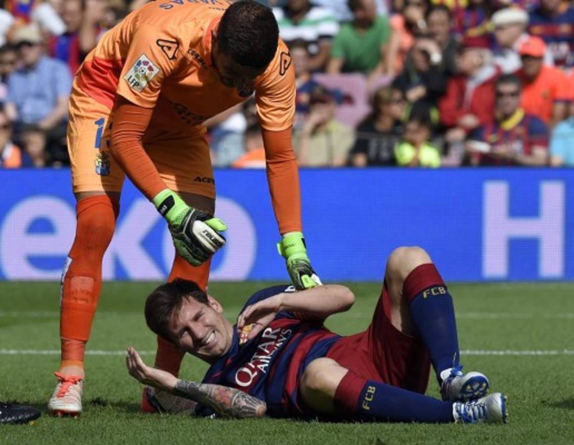 FOTOS: El dolor de Messi por el golpe en su rodilla izquierda