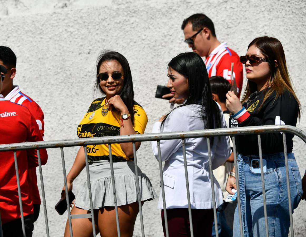 ¿Quién es la aficionada de la Máquina que se roba las miradas? Bellezas adornan la final entre Olimpia y Real España
