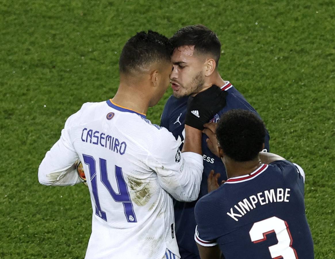 La pelea entre Casemiro y Paredes durante el Real Madrid-PSG.