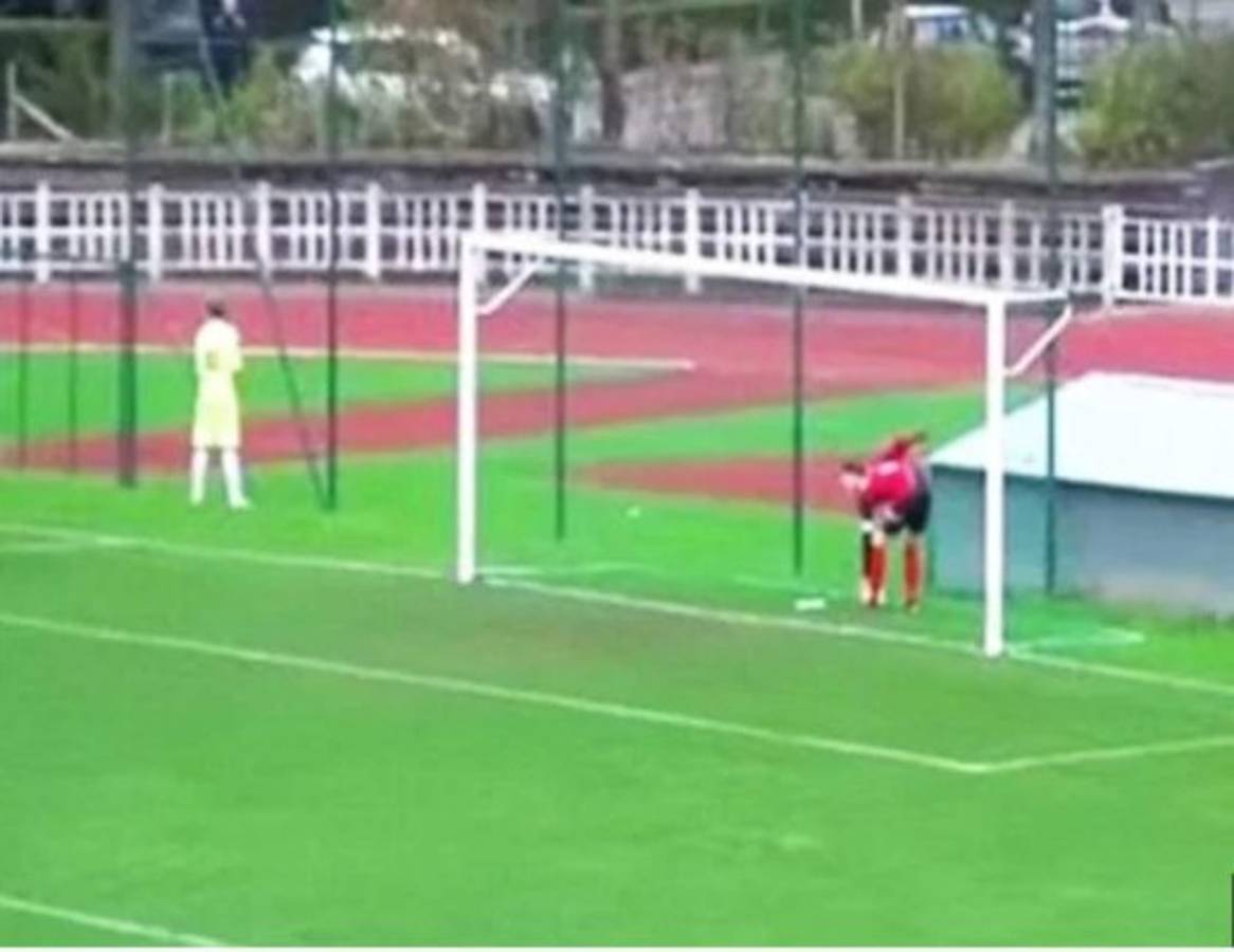 ¡Qué incómodo! Futbolistas que necesitaron un baño en pleno partido; Aubameyang, el último