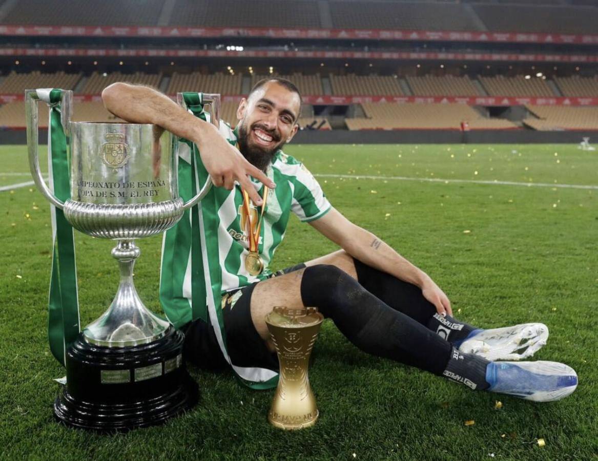 Jugadores fumando puro, tremendo gesto de Diego Lainez y la chica que se robó el show: Así festejó el Real Betis ganar la Copa del Rey