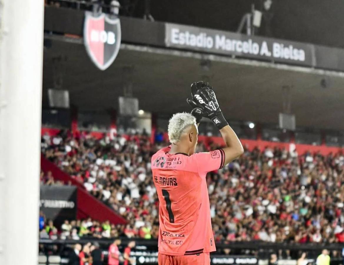 Keylor Navas se lució en su debut con Newell’s en Argentina: recibió premio y espectacular postal con la afición