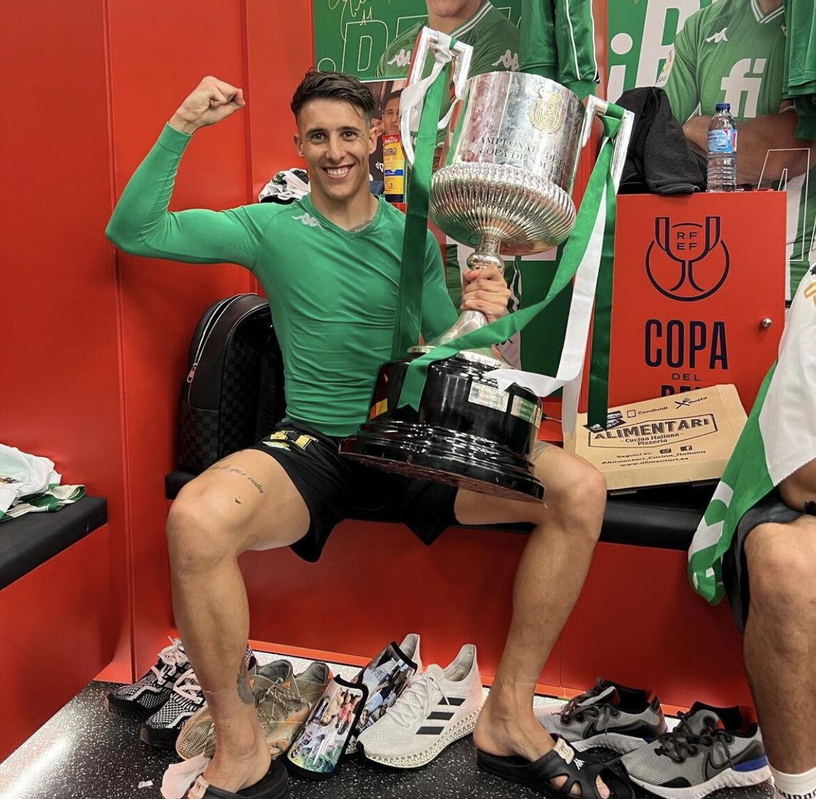 Jugadores fumando puro, tremendo gesto de Diego Lainez y la chica que se robó el show: Así festejó el Real Betis ganar la Copa del Rey