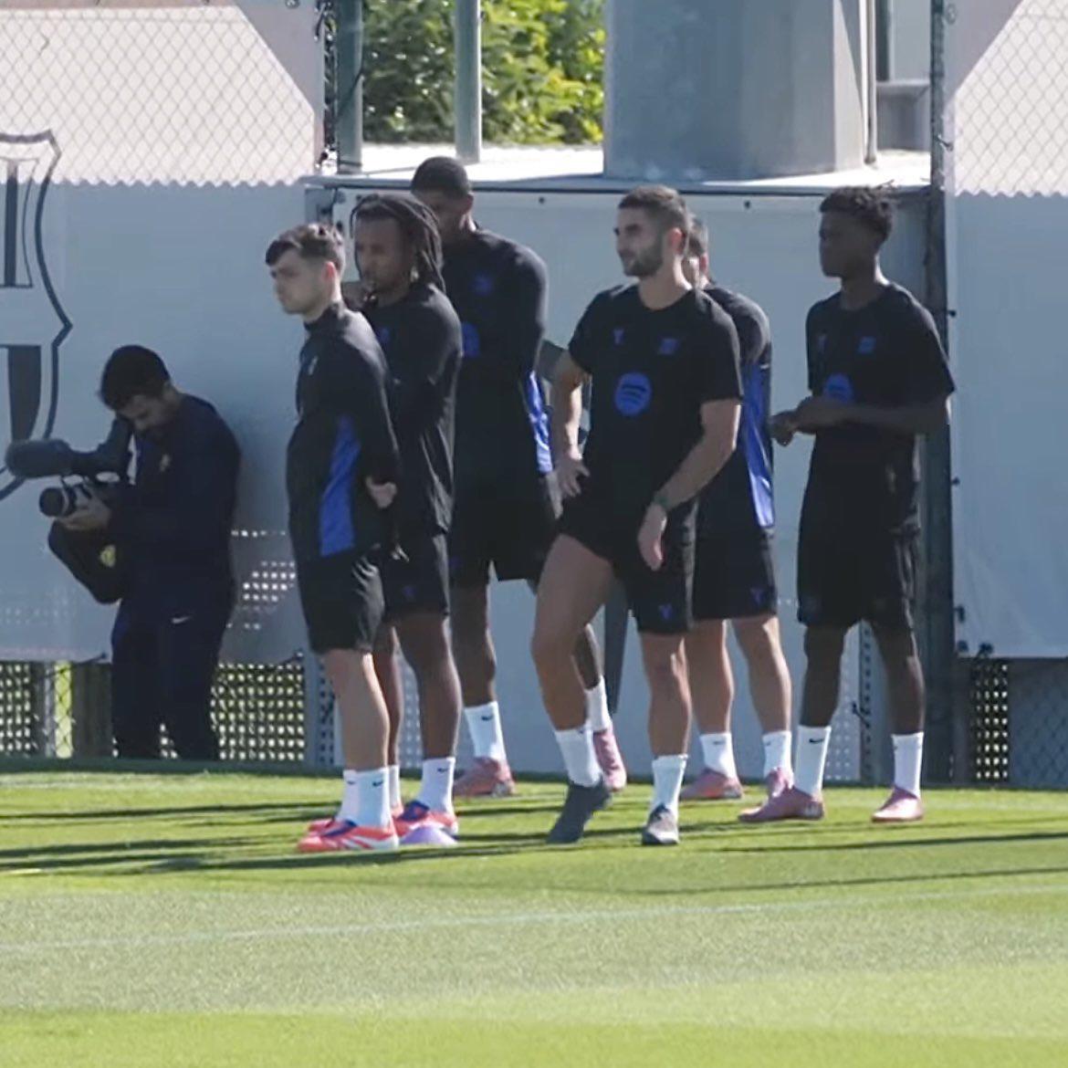 Barcelona: tiene 16 años y puede jugar como central, pivote y extremo; así es la nueva sorpresa de Hansi Flick