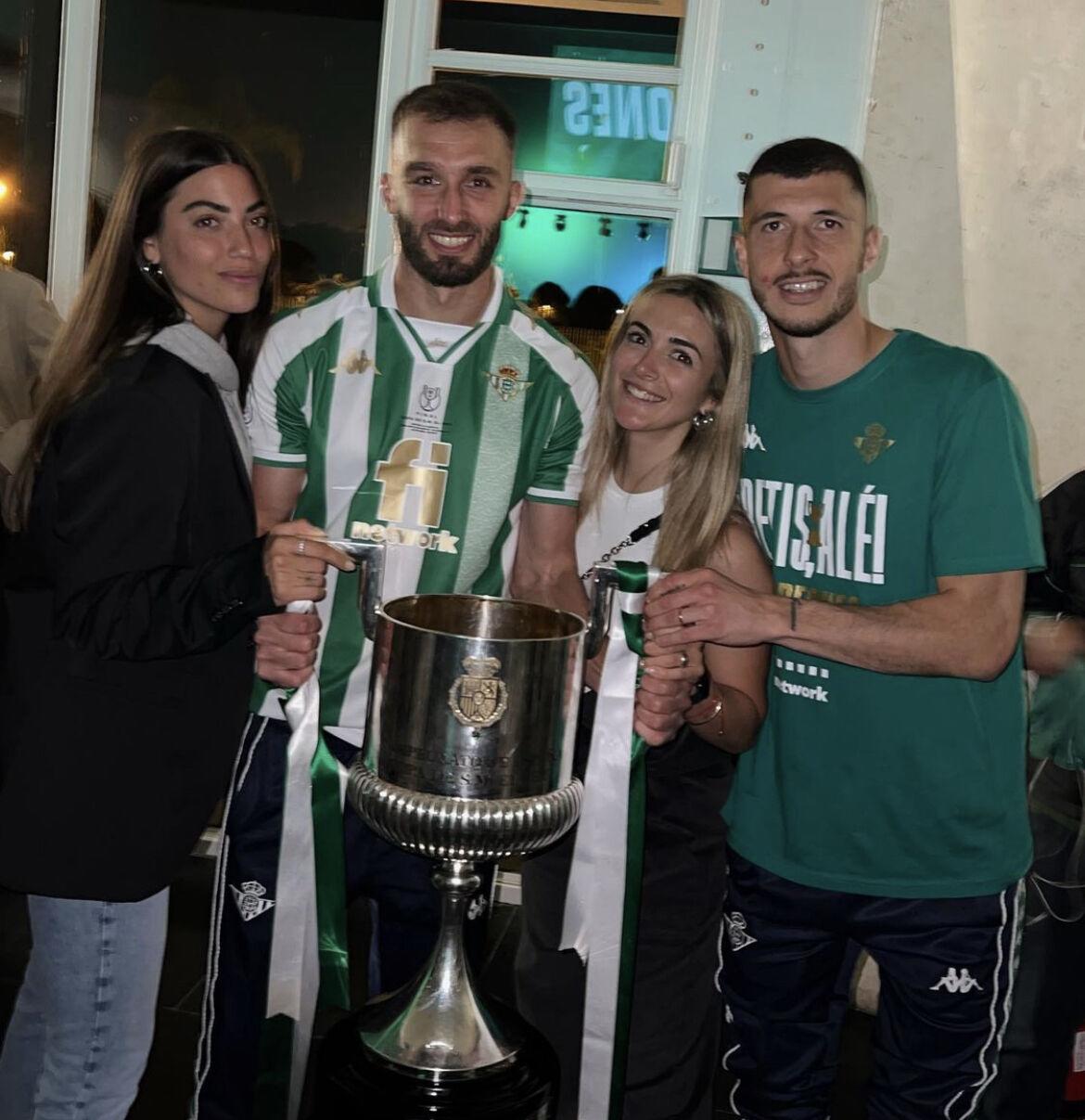 Jugadores fumando puro, tremendo gesto de Diego Lainez y la chica que se robó el show: Así festejó el Real Betis ganar la Copa del Rey