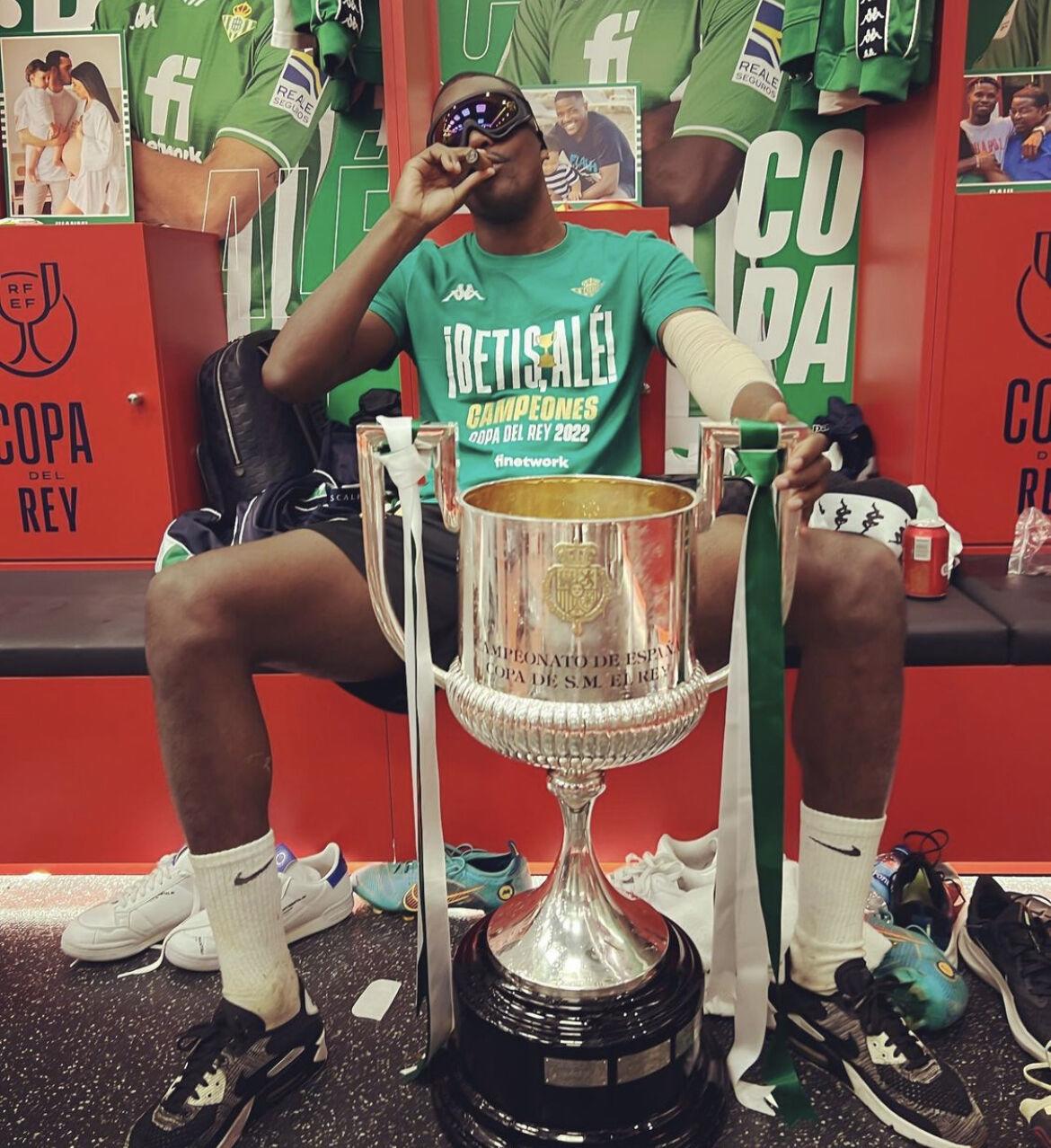 Jugadores fumando puro, tremendo gesto de Diego Lainez y la chica que se robó el show: Así festejó el Real Betis ganar la Copa del Rey