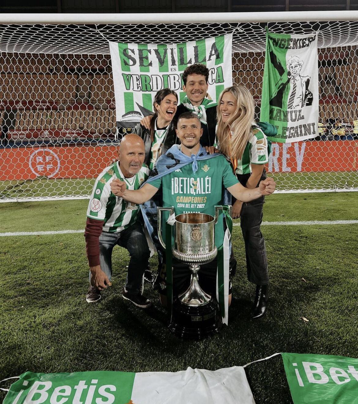 Jugadores fumando puro, tremendo gesto de Diego Lainez y la chica que se robó el show: Así festejó el Real Betis ganar la Copa del Rey