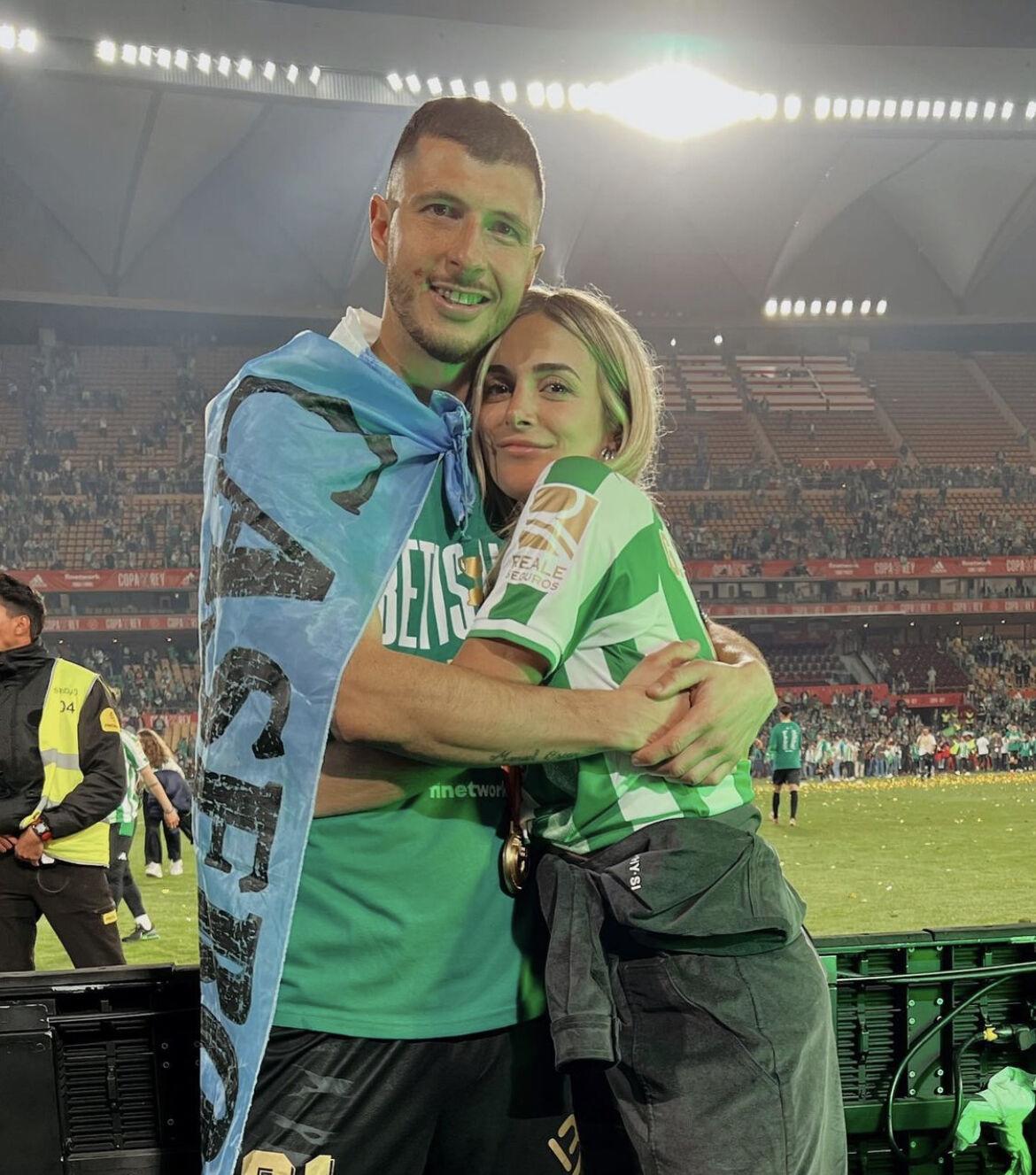 Jugadores fumando puro, tremendo gesto de Diego Lainez y la chica que se robó el show: Así festejó el Real Betis ganar la Copa del Rey