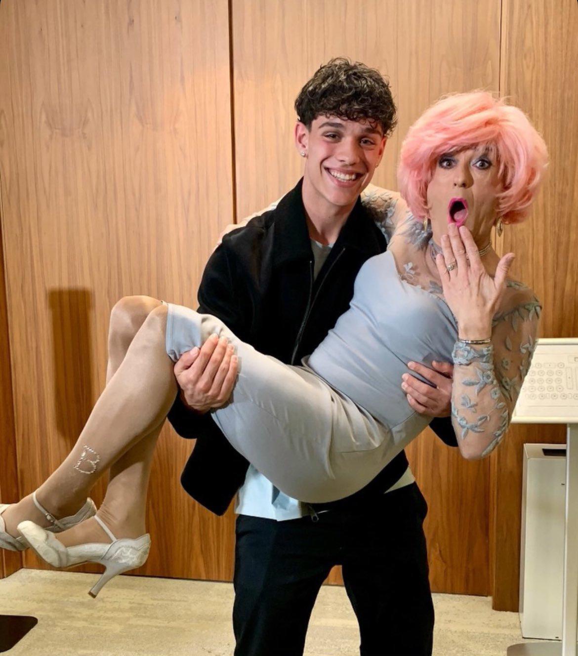 Destruyen a figura del Barcelona por fotografiarse con una activista LGTBI y la dura respuesta que dejó