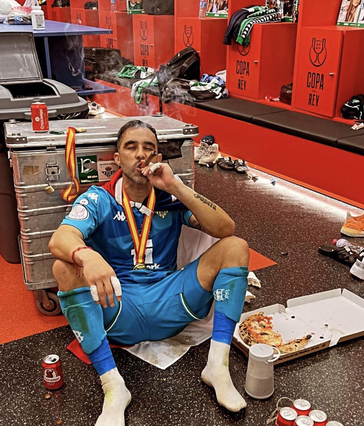 Jugadores fumando puro, tremendo gesto de Diego Lainez y la chica que se robó el show: Así festejó el Real Betis ganar la Copa del Rey