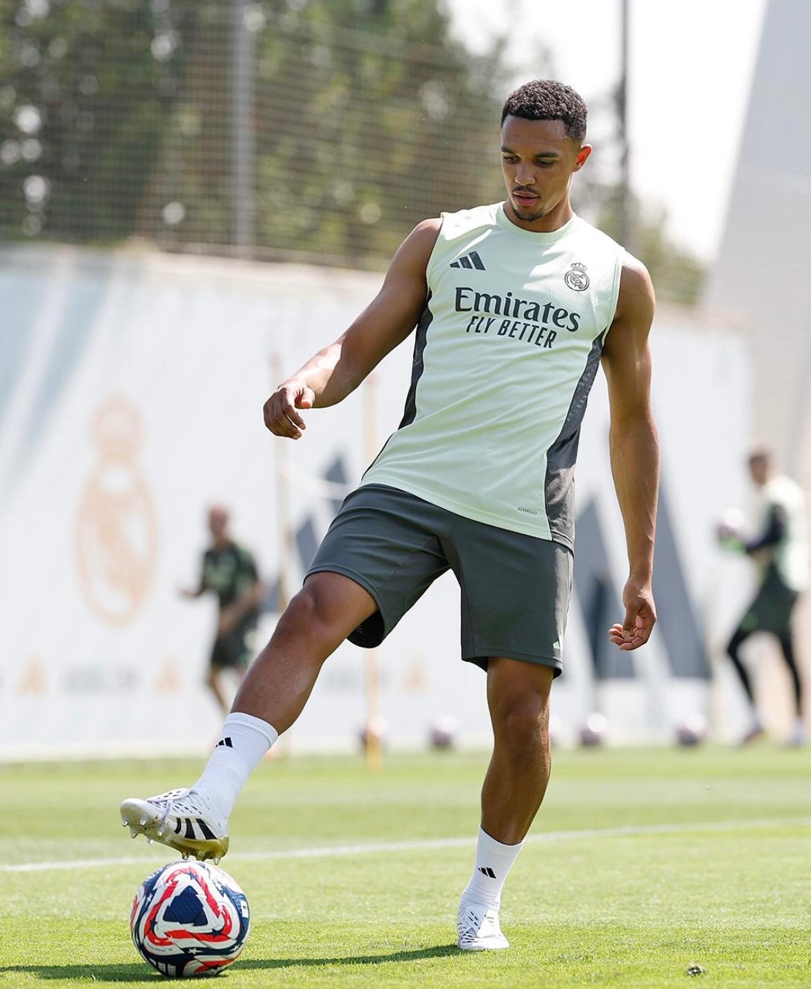 Alexander-Arnold conoció a sus nuevos compañeros: Xabi recuperó a varias figuras antes de afrontar el Mundial de Clubes