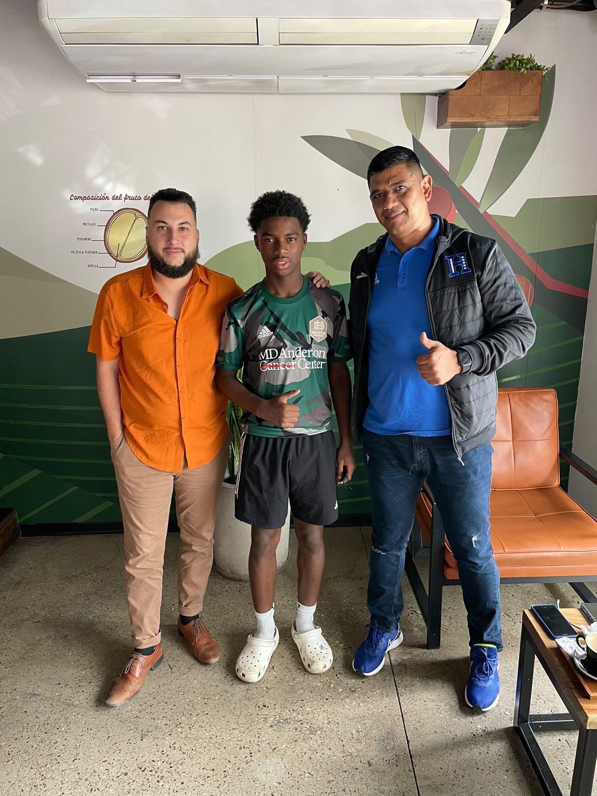 Christian Martínez junto al entrenador Israel Canales y su representante.