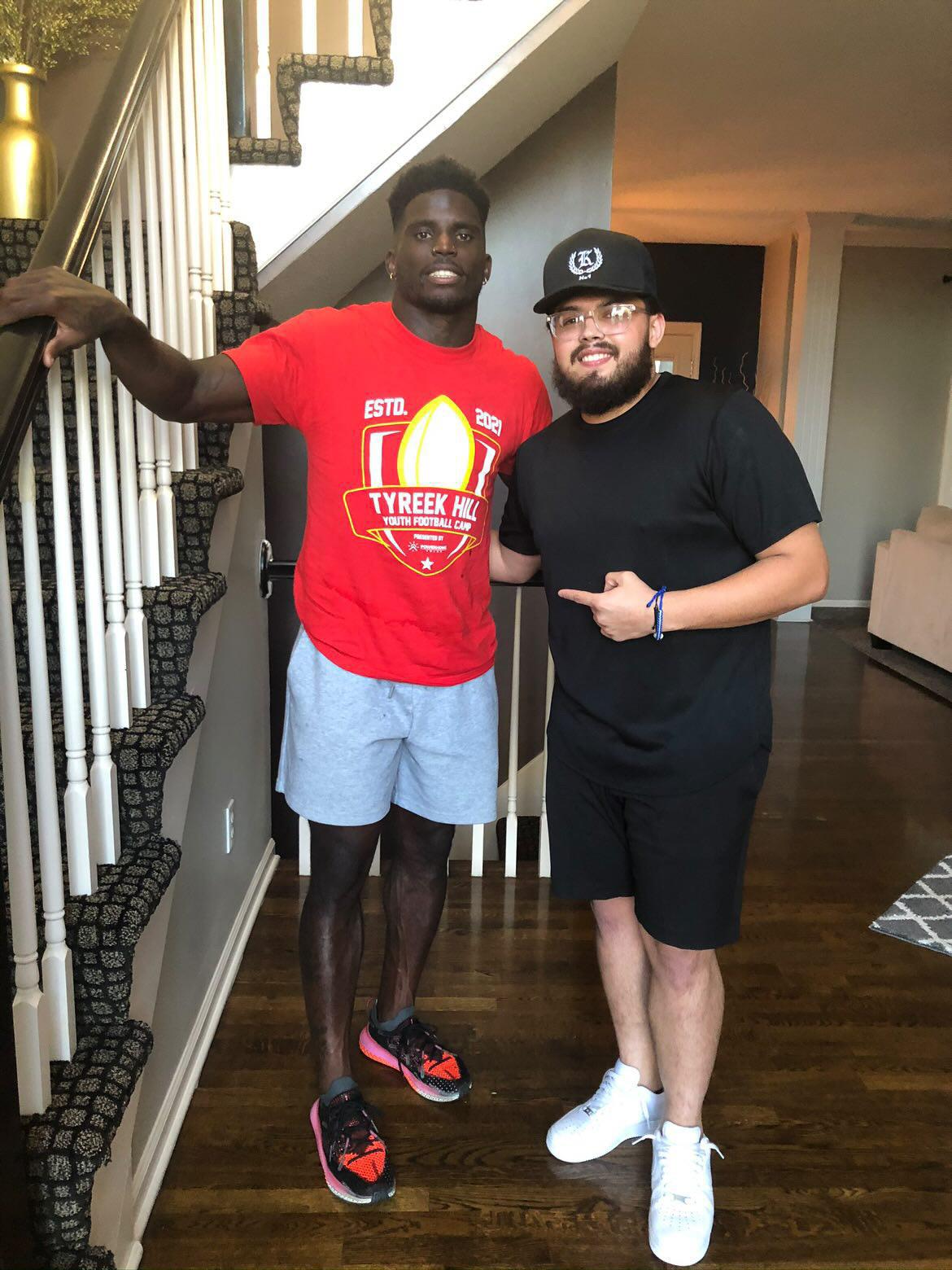 Tyreek Hill, jugador de los Dolphins de Miami de la NFL, es otro de los clientes del hondureño.