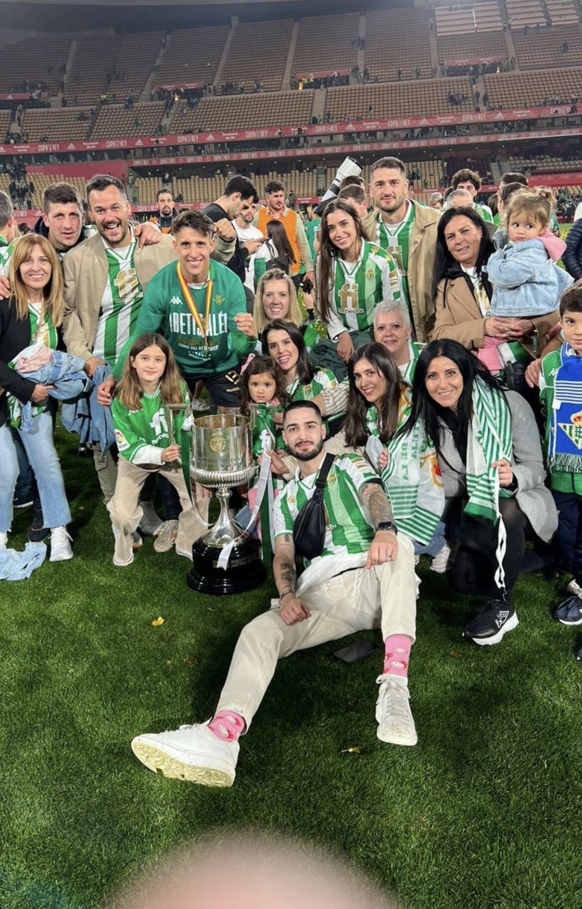 Jugadores fumando puro, tremendo gesto de Diego Lainez y la chica que se robó el show: Así festejó el Real Betis ganar la Copa del Rey