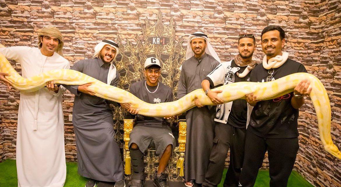 Las exóticas vacaciones de una estrella del Barcelona para despedir el 2024: osos, tigres y hasta serpientes