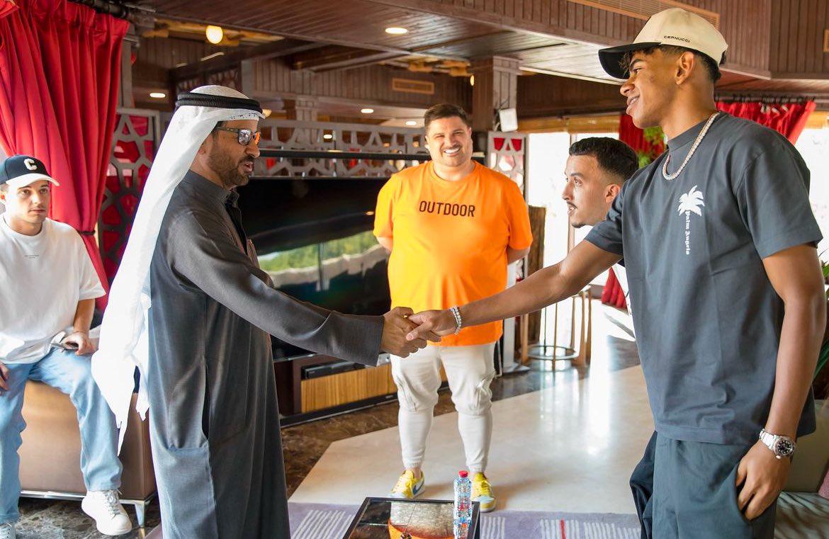 Las exóticas vacaciones de una estrella del Barcelona para despedir el 2024: osos, tigres y hasta serpientes