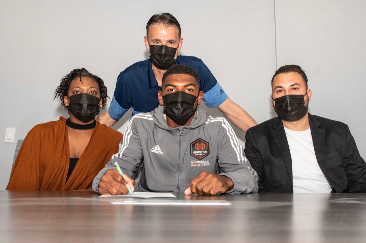Joven promesa hondureña de 19 años firma su primer contrato profesional con el Houston Dynamo II en los Estados Unidos
