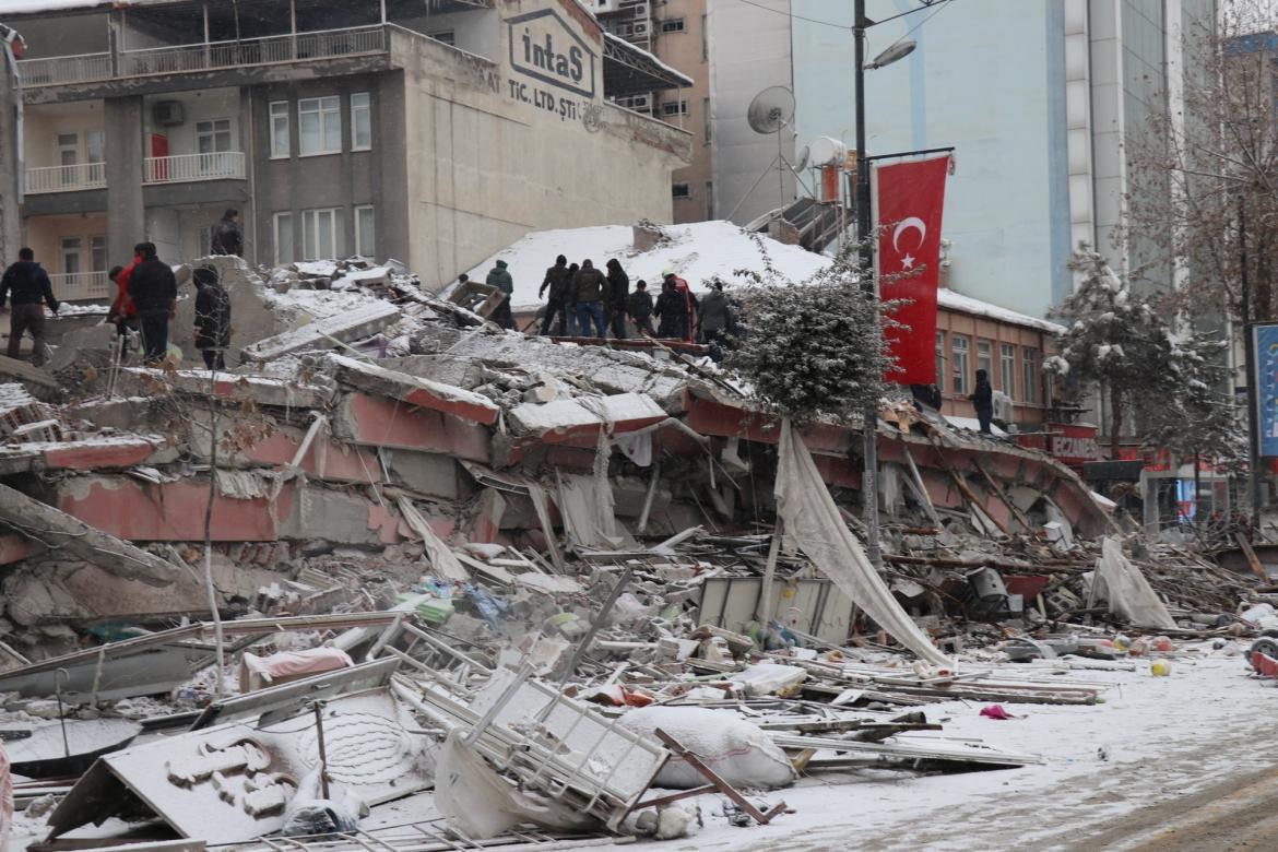 Horror en Turquía: poderoso terremoto causa más de mil muertes y exfutbolista del Chelsea está desaparecido entre los escombros