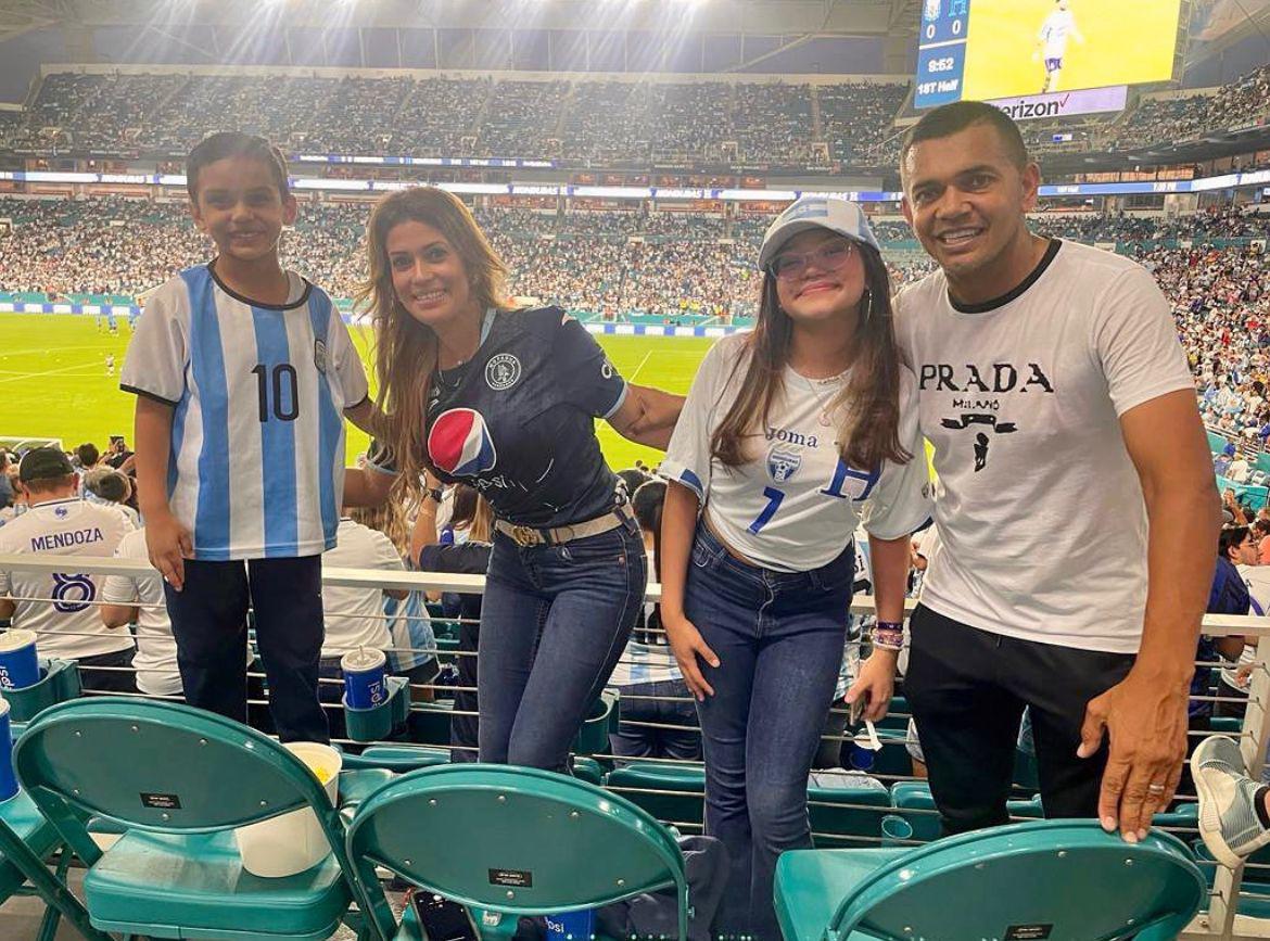 ¡De locos! Desde Jorge Messi y Mario Kempes, hasta “Residente”: Las personalidades que asistieron al Hard Rock para el Honduras-Argentina