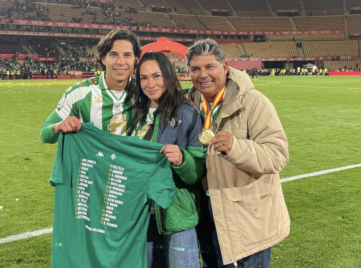 Jugadores fumando puro, tremendo gesto de Diego Lainez y la chica que se robó el show: Así festejó el Real Betis ganar la Copa del Rey