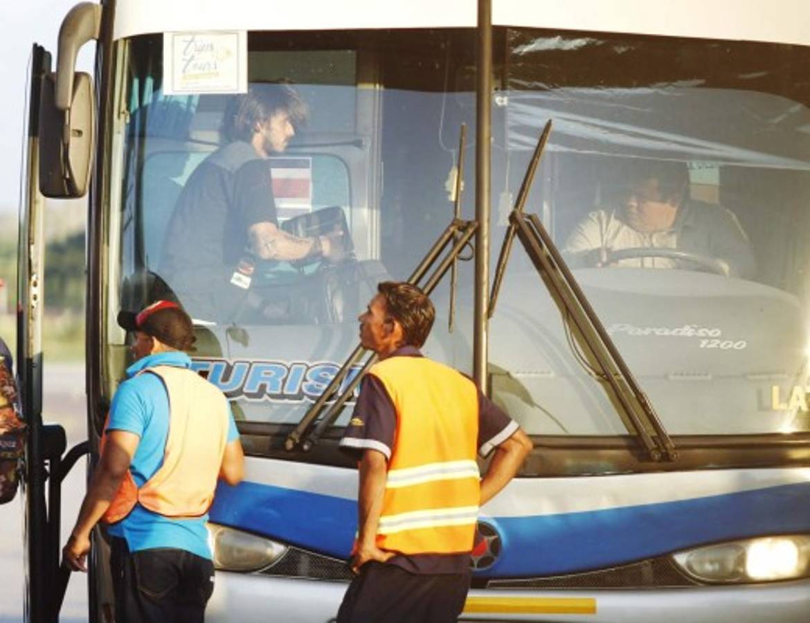 Blindados y bien custodiados llegaron los ticos a Honduras