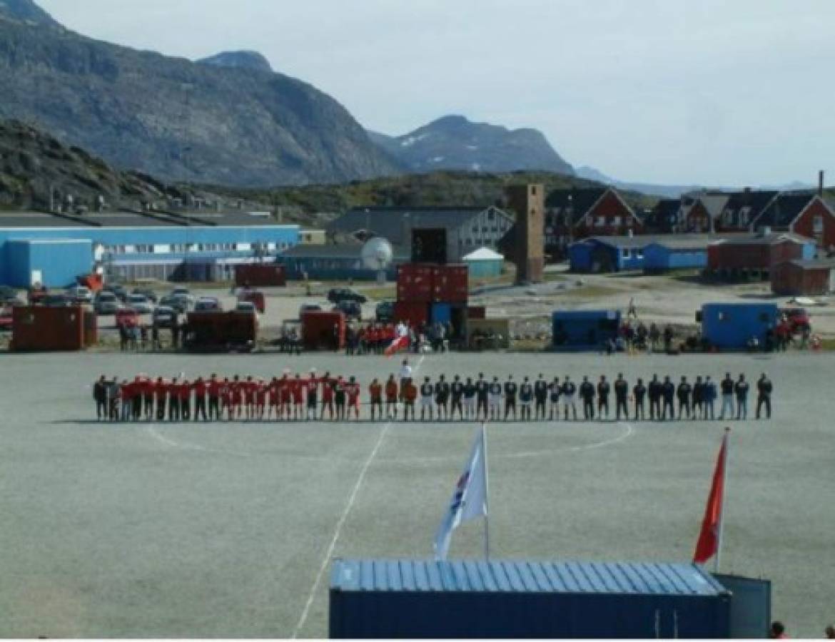 Así es el fútbol en Groenlandia: En medio de icebergs, ballenas y la temporada dura solo siete día