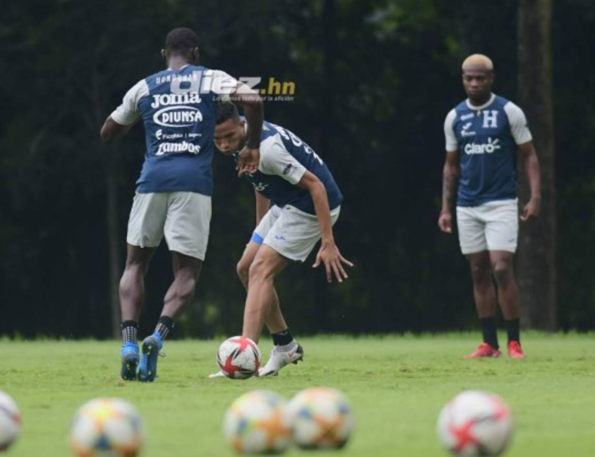Consejos del Bolillo a un jugador y Kervin Arriaga toma precauciones: Las fotos del entreno de Honduras